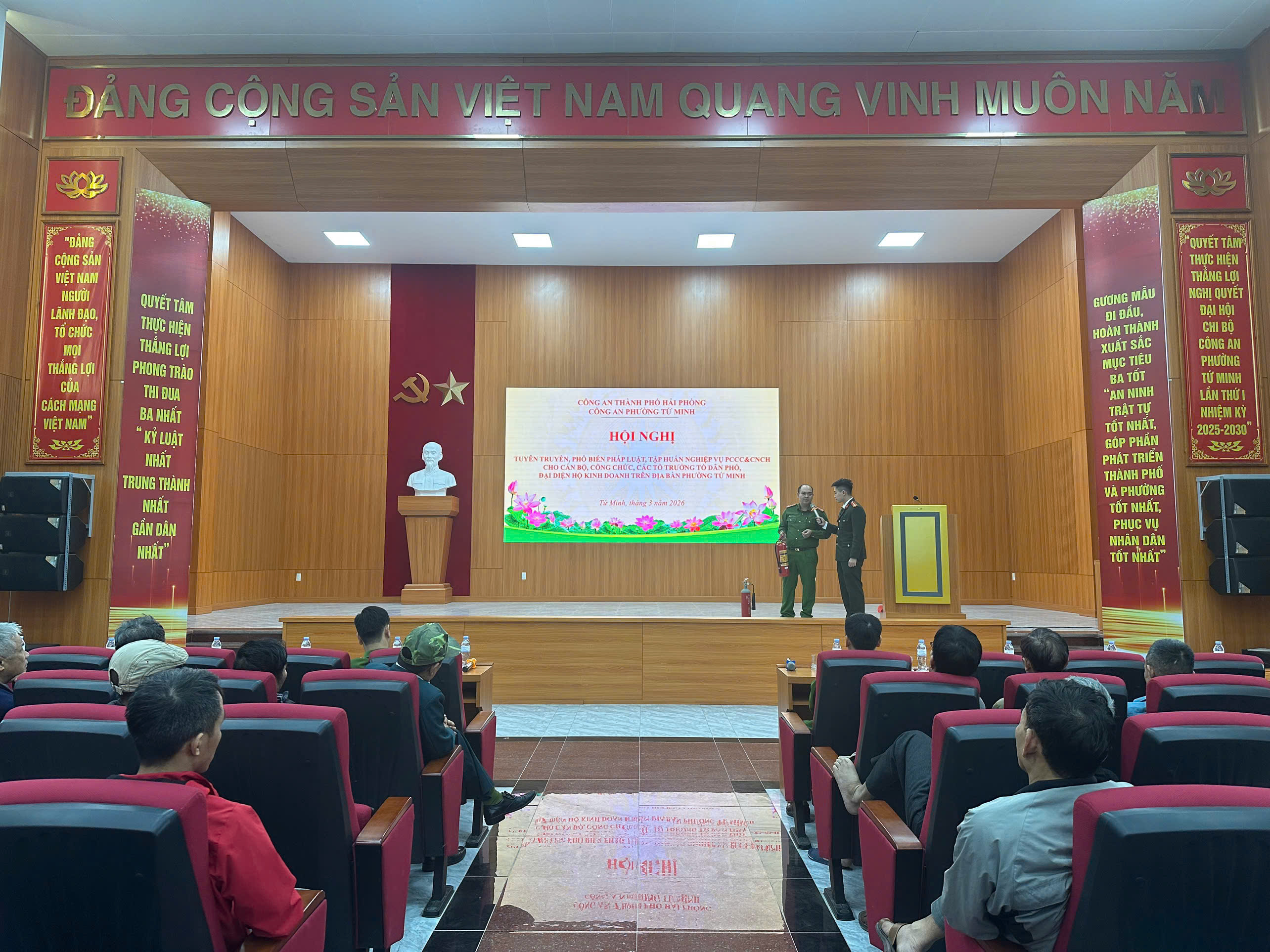 Công an phường Tứ Minh tổ chức hội nghị tuyên truyền pháp luật cho các cơ sở kinh doanh và người dân trên địa bàn